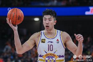 手感滚烫！邹雨宸半场8分钟8中6爆砍17分4板2帽 三分3中3