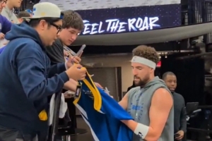 熟悉的感觉💙💛克莱赛前与球迷互动 在一件勇士球衣上签名