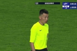 VAR多次长时间介入，记者：什么玩意，还踢不踢啊？太耽误事了