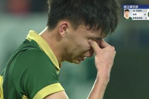 双手指天泪洒赛场！18岁王钰栋轰出世界波，浙江1-0领先西海岸