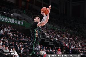 外线没准星！张镇麟半场三分4中0拿到10分1助1帽