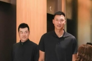 😏易建联昨天和王仕鹏一同出席活动 阿联退役后反而瘦了？