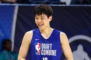 😉雅虎预测杨瀚森将在第40顺位被奇才选中！名记点评优缺点明显