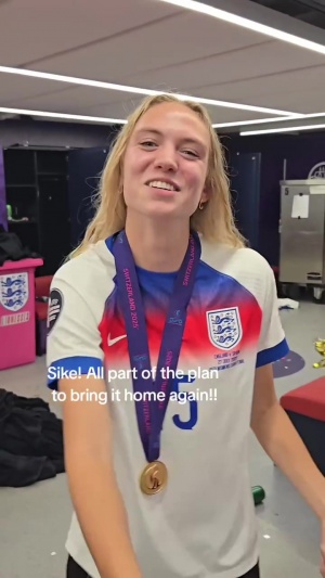 自己炖自己🤣英格兰女足球员开玩笑称“首战输给法国是故意的”