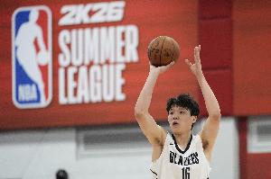 美媒发问：杨瀚森现在比詹姆斯更火 他会成下一个全球超巨吗？