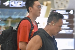 老爸的麒麟臂太壮了💪胡明轩父亲到机场接儿子回家