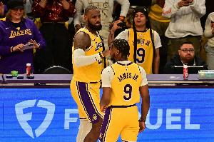 布朗尼回顾去年NBA首秀：很疯狂的体验 紧张感真的到顶了！