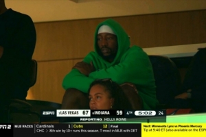 来为阿贾加油？阿德巴约现场观战WNBA 一身绿色帽衫很显眼