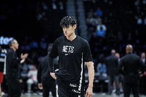 媒体人：中国赛时隔6年回归 曾凡博默默地坐在板凳席第二排最边缘