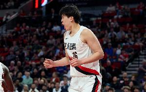 媒体人：很多NBA球员对华人有成见 要像077&约老师用实力打破成见