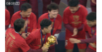 我们是冠军🏆武磊、王燊超共同捧起火神杯，海港中超第4冠