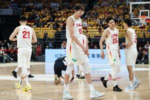 解说：在亚洲杯夺亚之后 中国男篮球员自我定位有点高