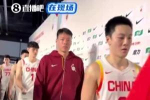 小吧现场直拍！中国男篮赛后离场 经过媒体区低头面无表情😞