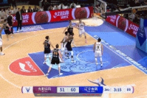 不冷静！张陈治锋拉拽冯嘉伟被吹违体犯规 后者两罚全中