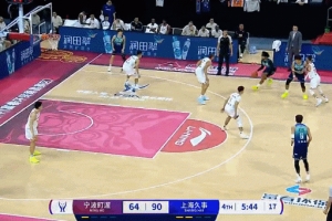 有点晕乎！李添荣卡位被鲁吐布拉打到后脑勺 坐在地上缓了好一会