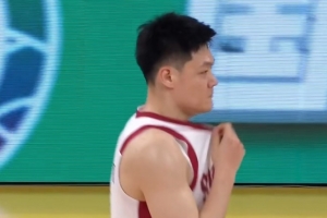 你控制下啊！张宁反抢犯规 7分钟个人已经3犯