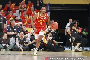 媒体人：比赛完全沦为外援2V2 照此趋势下去男篮球员会彻底男足化