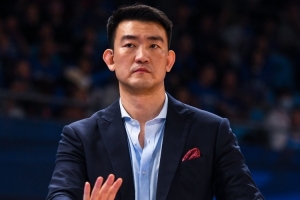 发布会开完了 潜力赛还没打完 教练给队员总结比赛也得等一等