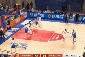熟悉的剧情！新疆下半场上来一波12-0的攻势 分差来到17分