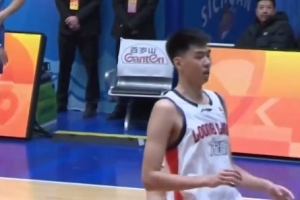 存在感很强！徐昕半场3中2拿到4分6板1断2帽 正负值+13最高