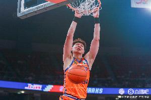 两双到手！王哲林7中4拿到14分13板 罚球8中6