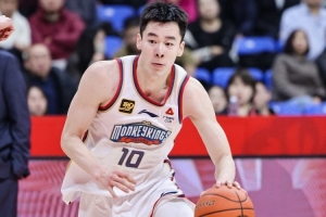 媒体人：郭昊文几乎用一己之力锤爆广东锋线 但关键球处理欠火候