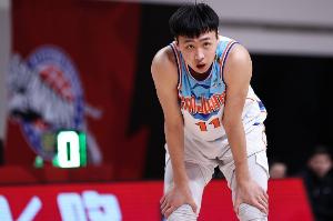 效率不高！齐麟15中6拿到16分5板 三分6中2