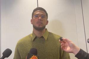关键三分犯规！布克：裁判说我打詹姆斯手腕是说谎 我回看了的
