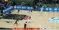 黄雀在后！王哲林积极补防 送出排球大帽将球扇出界外