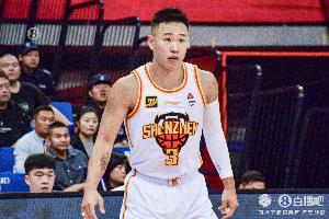 不太准！贺希宁12投4中拿到11分5板 三分9中3