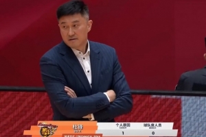 经典画面！王少杰篮下打进 杜锋抱怨裁判该吹2+1&喋喋不休吃T