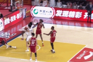 不够冷静！达米安·琼斯被犯规 原地暴扣+回替补席激烈抗议吃T