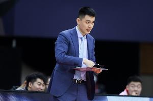 杨鸣致歉球迷：对不起大家的支持 分差很大还在为我们加油 很感动