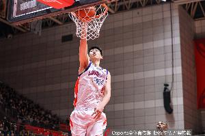 媒体人：徐昕表现足够强硬&沉稳 另一位高塔刘传兴则相形见绌