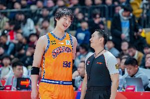 拼到5犯！王哲林10中7高效拿到17分5板2助1断2帽