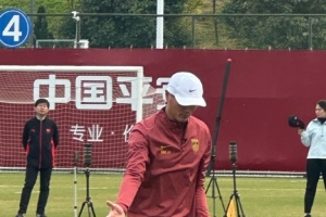 记者晒邵佳一国足首练情况：于汉超摆放训练设施，吕焯毅接受采访