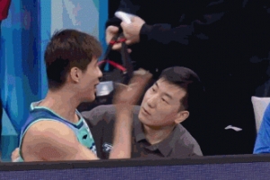 挺危险！王俊杰上篮落地重摔下场 宁鸿宇代替罚球