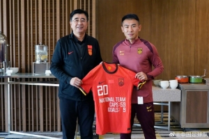 足协主席宋凯为于汉超颁发退役球衣，后者为国足出战59场打进9球
