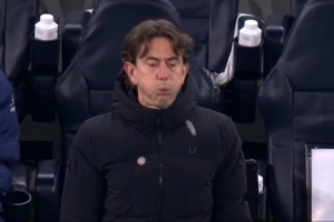 不嚼了！维拉半场2-0轻松碾压热刺 弗兰克吐掉了嚼了半天的口香糖