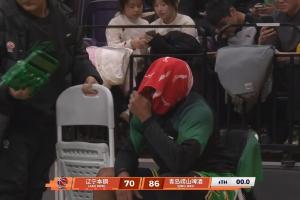 非常沮丧！辽宁外援威尔斯空砍33分&全队仅70分 毛巾捂脸独自离场