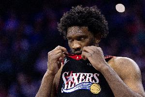 稍显狼狈！恩比德冲下前场篮板补篮 遭对手排球大帽