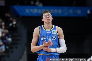 提前退赛！周琦3中2仅拿5板9板1断2帽 第三节返回更衣室
