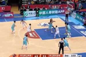 很积极啊！琼斯大帽韦瑟斯庞后立马救球 将球砸对方出界拿到球权
