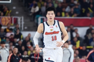 今天拉垮了！焦泊乔5中1仅得4分5板 关键掩护犯规&犯满离场