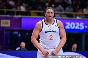 高效输出！洛夫顿5投4中&罚球6中3 得到11分1篮板