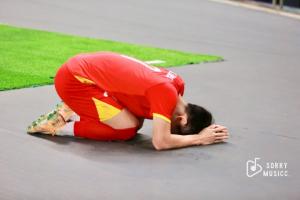越南U23头号球星！阮庭北社媒晒埋头跪地照片：对不起大家！
