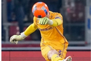 德赫亚社媒晒足球恰好遮挡头部照片：只接受错误的答案.. ⚽️