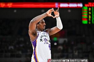 苦苦支撑！佩里半场10中4拿到全队最高15分 三分5中3