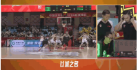 动作不小！贾昊篮下放倒焦泊乔进攻犯规 裁判回看追加违体