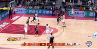 动作不小！王少杰被过掉后拉拽奈特 也是普通犯规